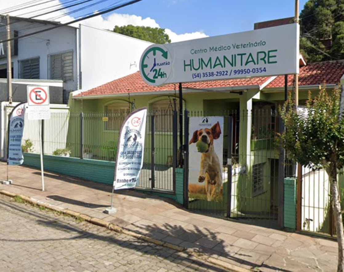 Fachada da unidade Humanitare com placa do plantão veterinário 24 horas
